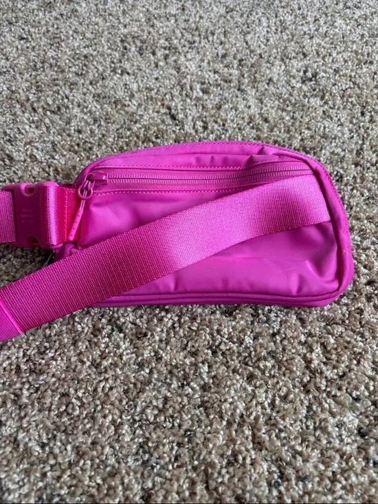 Lululemon Everywhere Belt Bag 1L in Sonic Pink - Picture 5 of 8